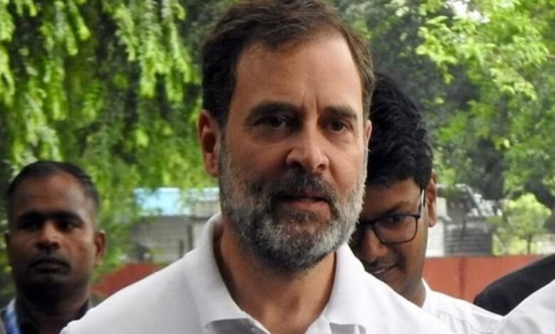 Delhi: Rahul Gandhi visits Azadpur mandi amid rising prices of vegetables