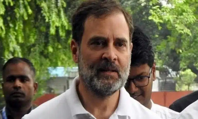 Delhi: Rahul Gandhi visits Azadpur mandi amid rising prices of vegetables