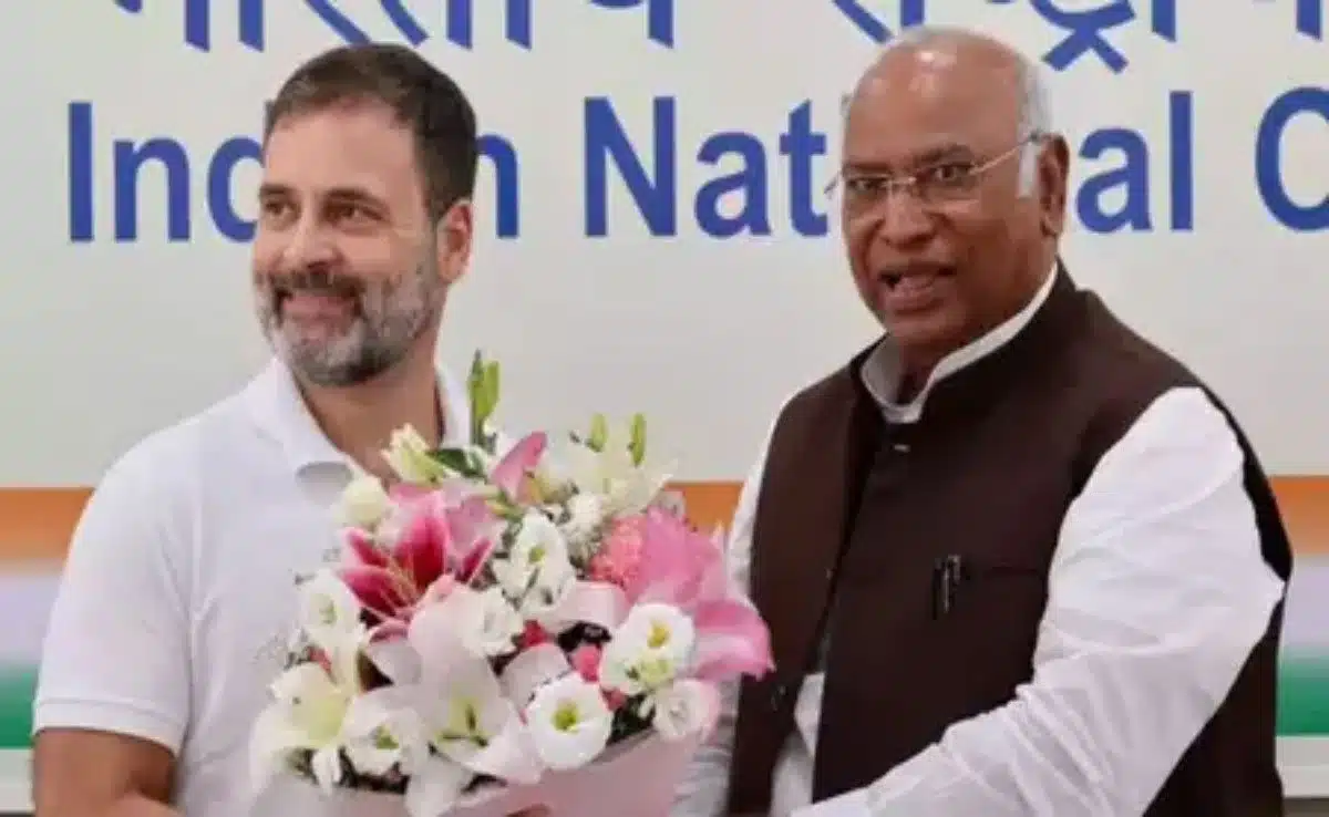 Congress MPs warmly welcome Rahul Gandhi on reaching Parliament