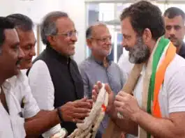 Congress MPs warmly welcome Rahul Gandhi on reaching Parliament