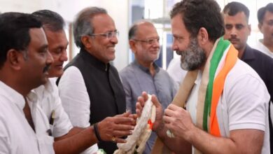 Congress MPs warmly welcome Rahul Gandhi on reaching Parliament