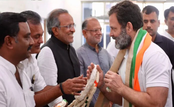 Congress MPs warmly welcome Rahul Gandhi on reaching Parliament