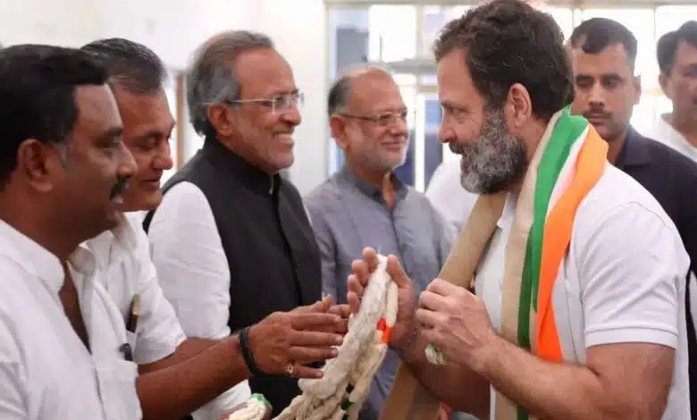 Congress MPs warmly welcome Rahul Gandhi on reaching Parliament