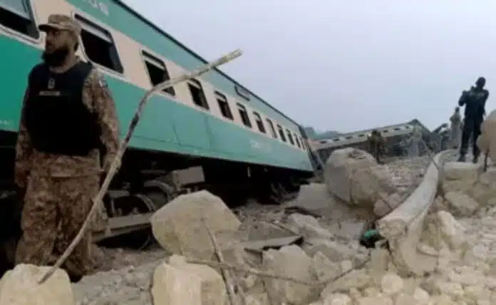 15 killed, 40 injured in Pakistan train derailment