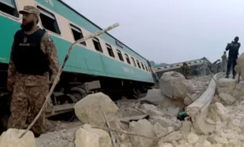 15 killed, 40 injured in Pakistan train derailment