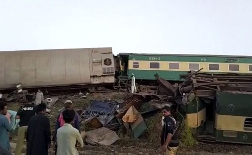 15 killed, 40 injured in Pakistan train derailment