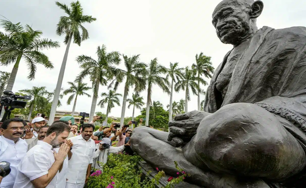 Congress MPs warmly welcome Rahul Gandhi on reaching Parliament