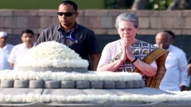 Sonia Gandhi and Congress leaders pay tribute to Rajiv Gandhi on his birth anniversary