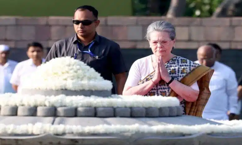 Sonia Gandhi and Congress leaders pay tribute to Rajiv Gandhi on his birth anniversary