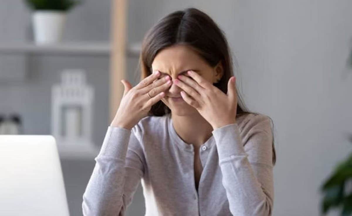 avoid touching your eyes Eye Care: 6 Ways To Avoid Eye Infections During Monsoon