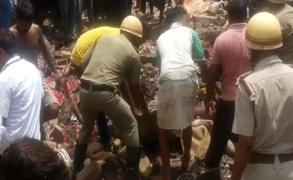blast in firecracker factory in West Bengal 8 killed in explosion at firecracker factory in Duttpukur, West Bengal