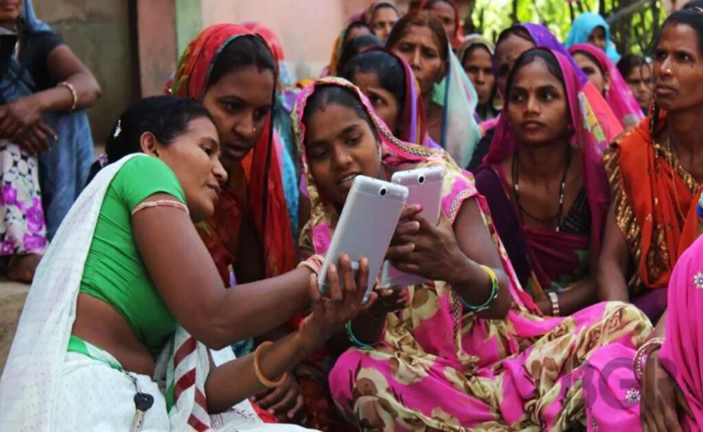 Rajasthan: From today 1.3 crore women will get free phones with 3 years of data