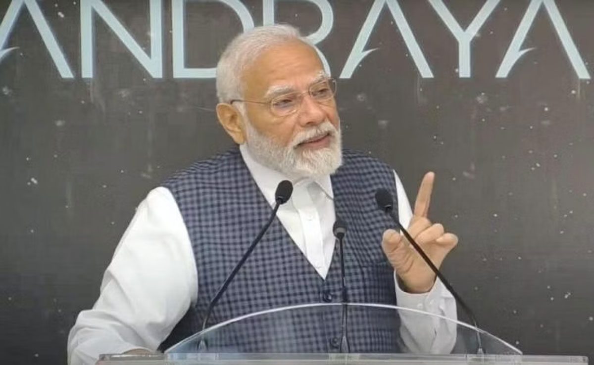 PM Modi meets ISRO scientists in Bengaluru