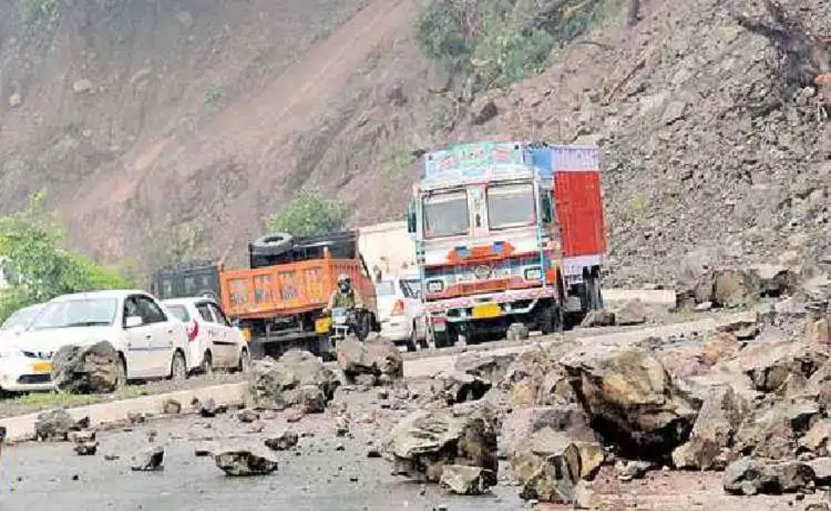 Jammu Srinagar National Highway1 Jammu: 4 people died after truck fell into a ditch on Jammu-Srinagar National Highway.