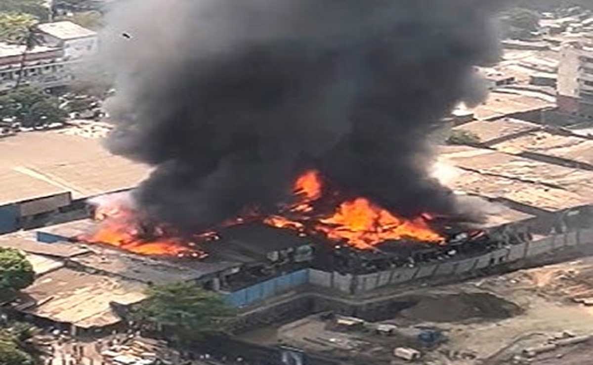 mumbai Mumbai: A massive fire broke out in Heera Panna Mall in Jogeshwari area.