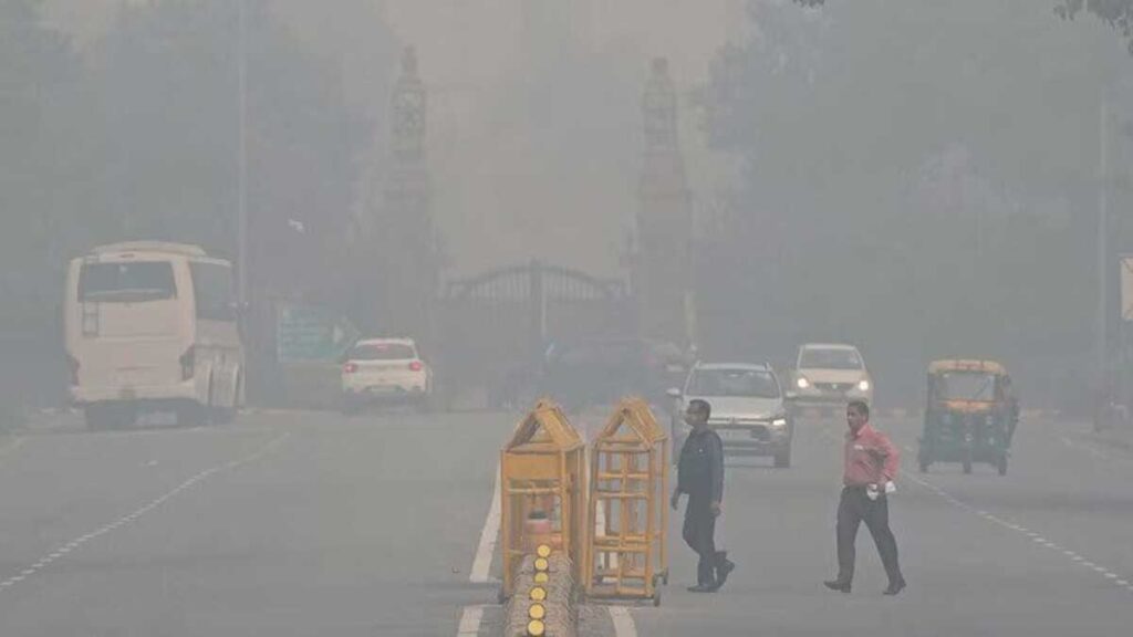 Delhi shrouded in toxic smog, air quality severe