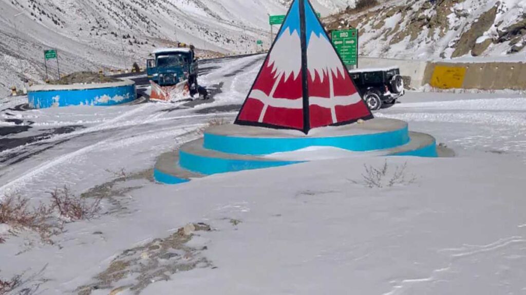 650 roads 5 highways closed due to snowfall in Himachal
