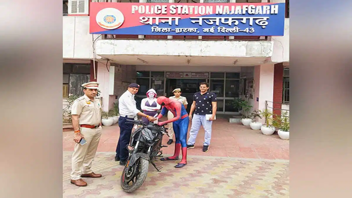 Delhi Police caught 'Spiderman' while doing bike stunt