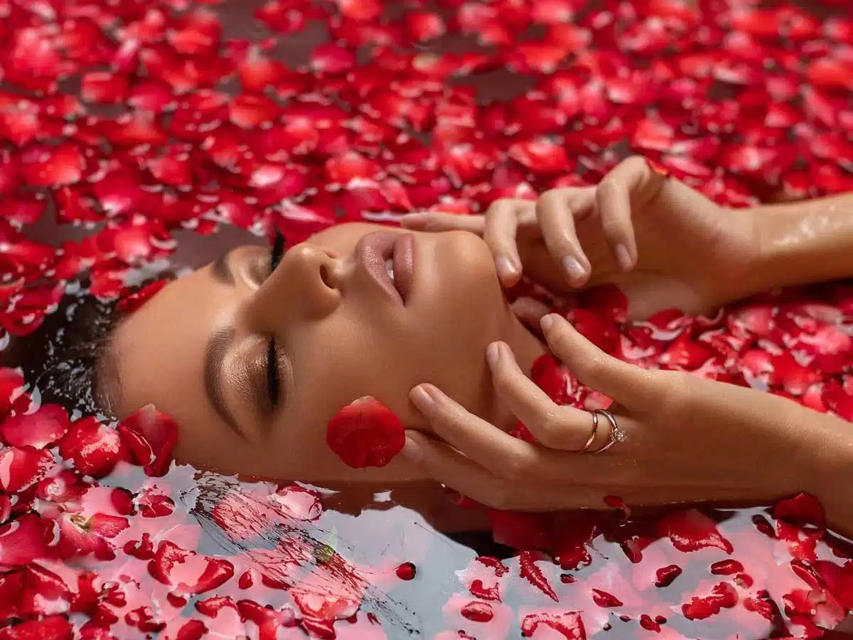 10 Rose water benefits and uses for skin, hair and eyes