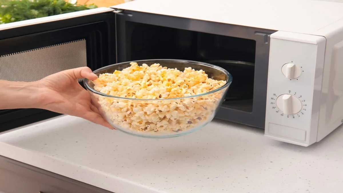 4 Easy Ways to Reheat Popcorn