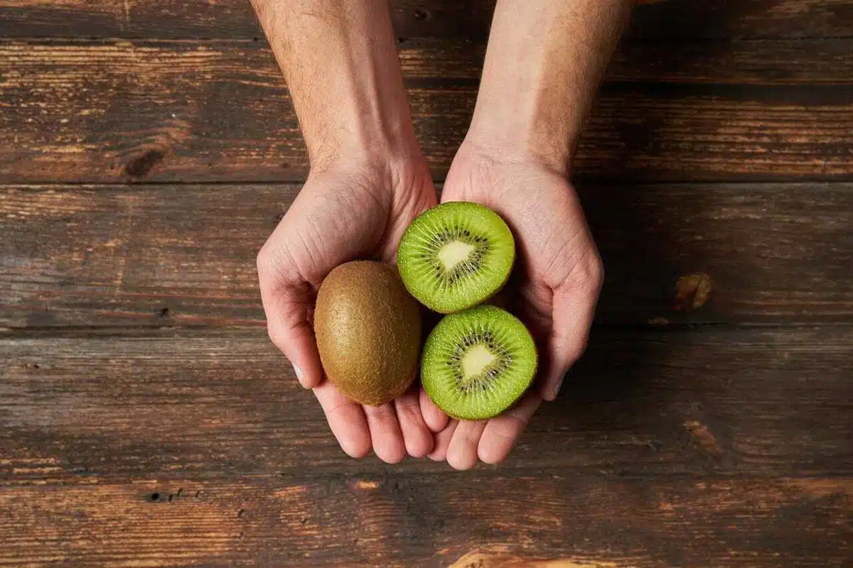 5 benefits of kiwi in hair care routine