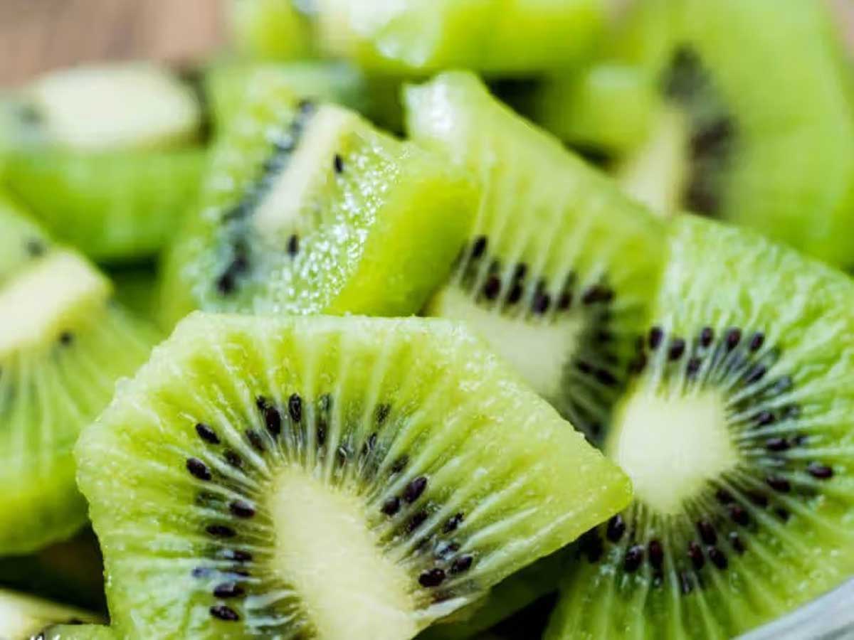 5 benefits of kiwi in hair care routine