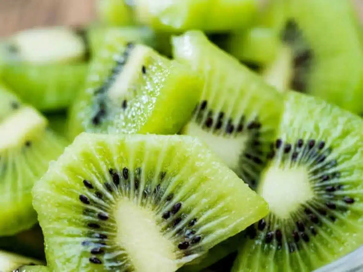 5 benefits of kiwi in hair care routine