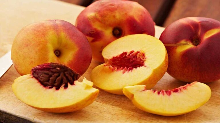 Peaches के 8 आश्चर्यजनक स्वास्थ्य लाभ और उपयोग