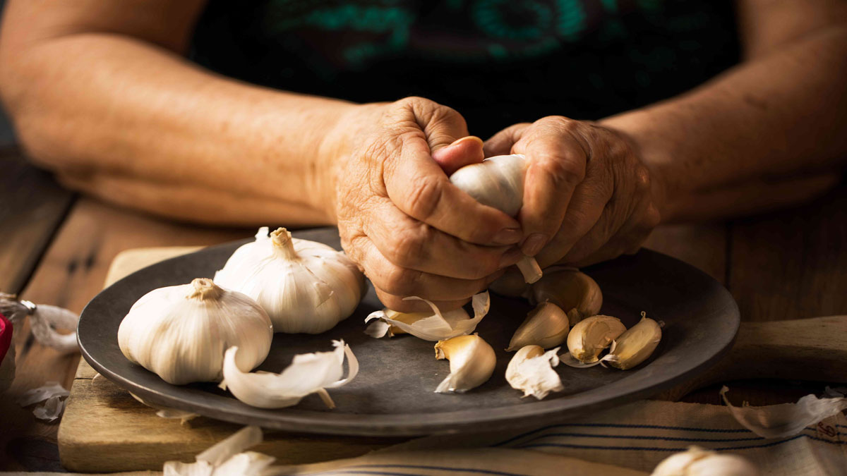 Can eating raw garlic clear your Sinuses