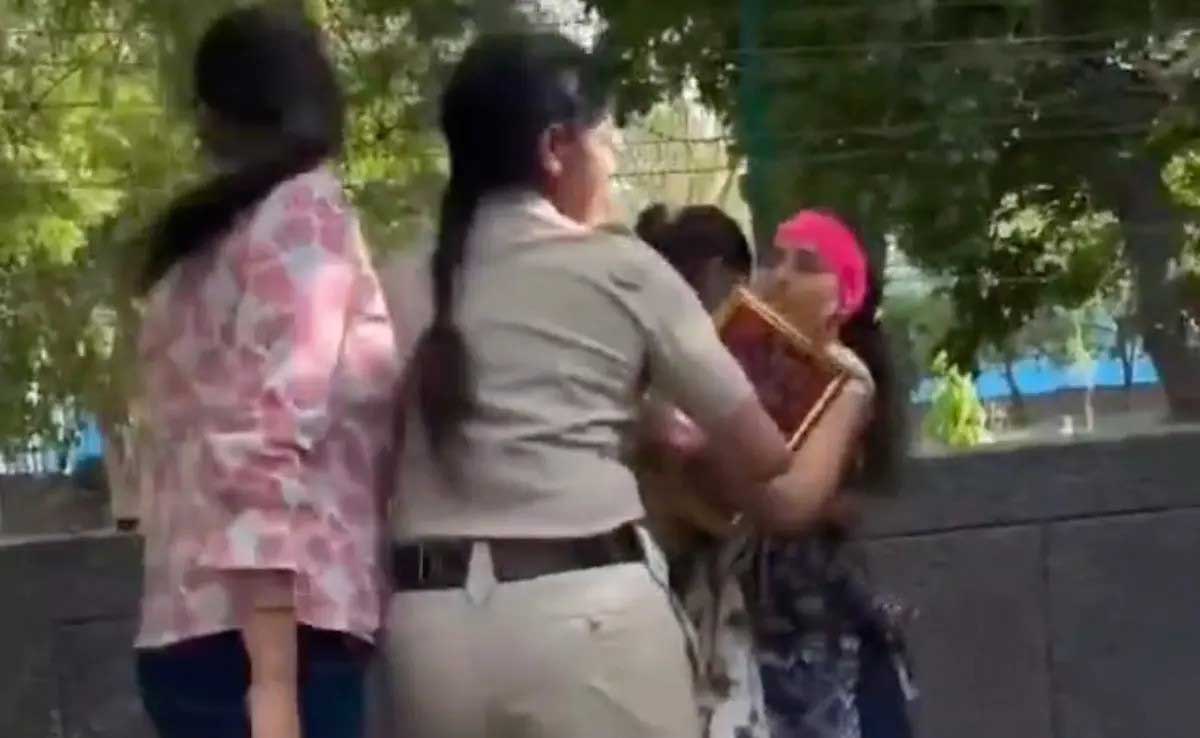 Delhi Police gave its reaction on the viral video of 'Vada Pav girl'