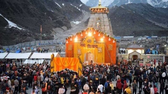 Devotees took darshan after the doors of Kedarnath opened, causing heavy traffic jam