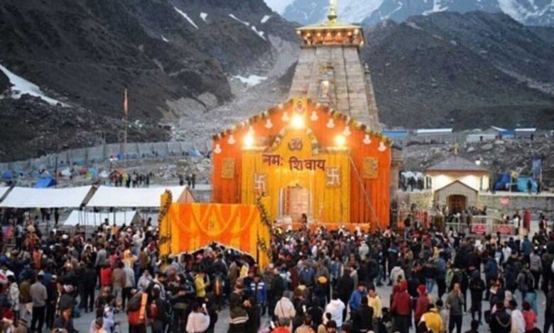 Devotees took darshan after the doors of Kedarnath opened, causing heavy traffic jam