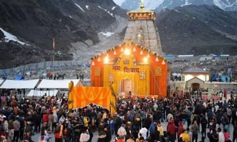 Devotees took darshan after the doors of Kedarnath opened, causing heavy traffic jam