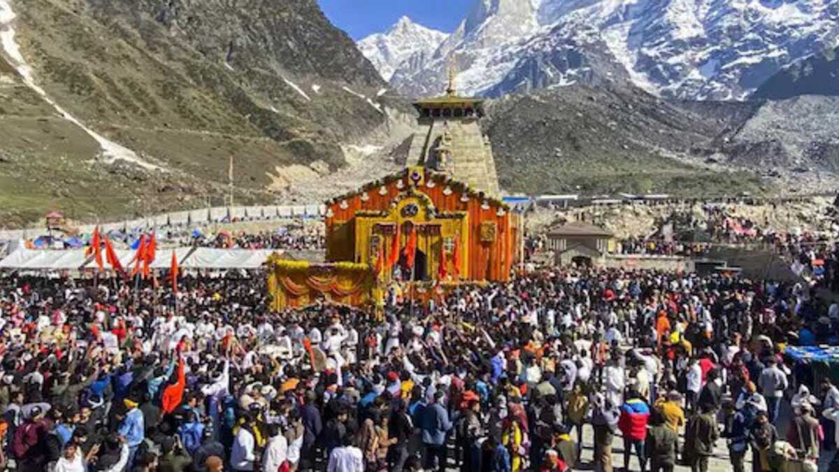 Devotees took darshan after the doors of Kedarnath opened, causing heavy traffic jam