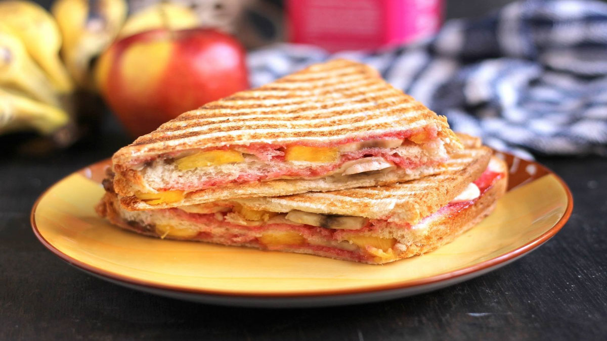 Feed fruit sandwiches to children in Summer