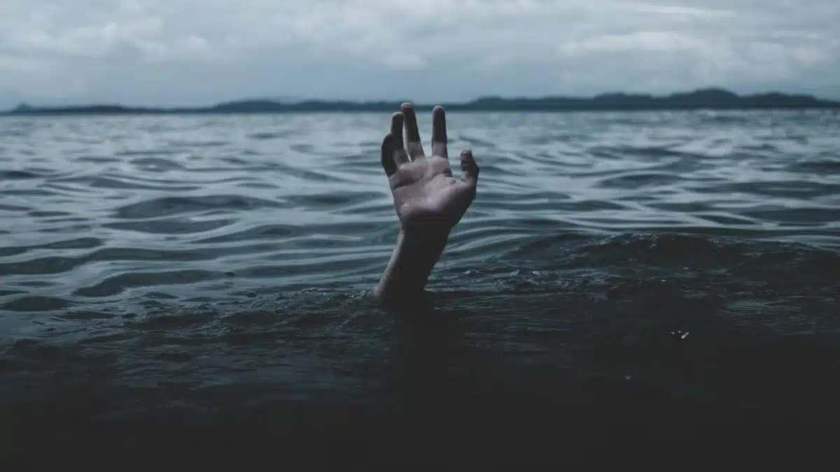 Gujarat NDRF recovered the body of a 15 year old man from Narmada river