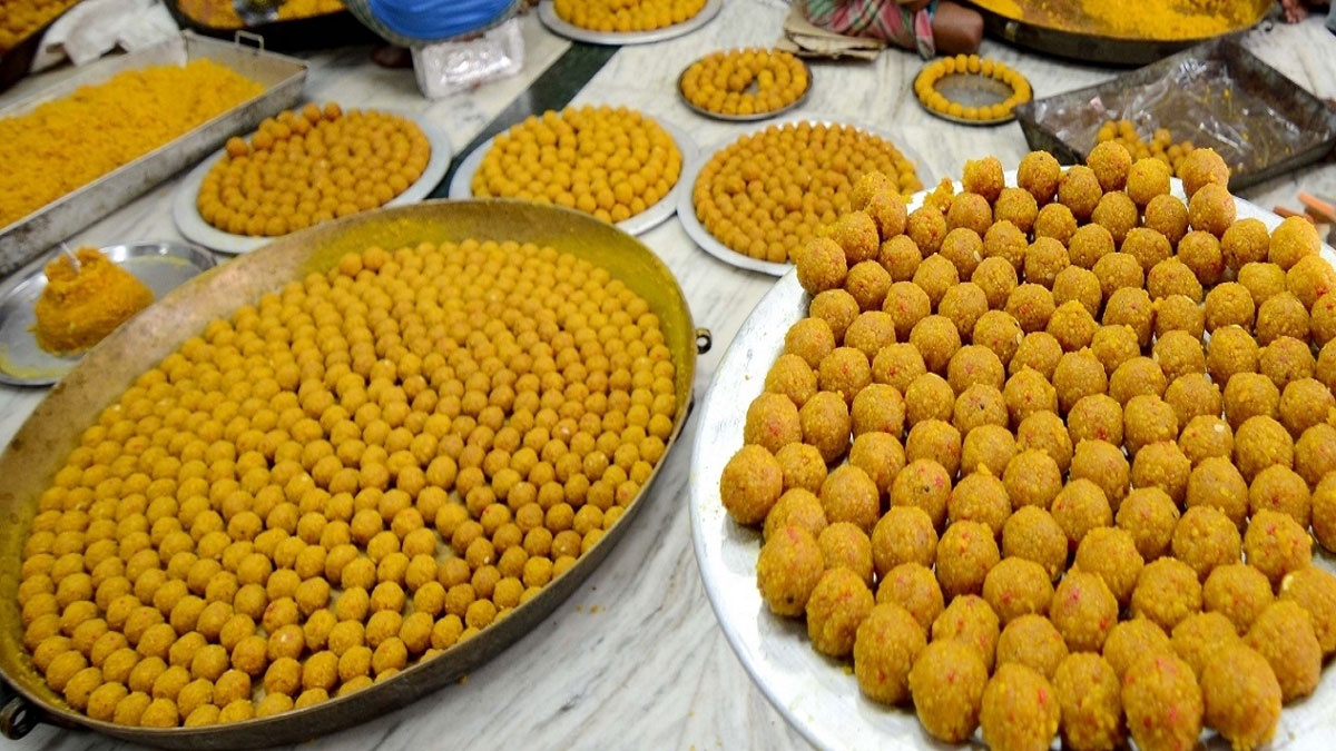 If you are fond of eating sweets, then prepare delicious Bundi laddu at home quickly.