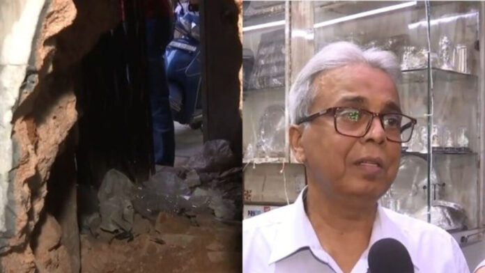 Theft committed by making a hole in the wall of a jewelery shop in Delhi