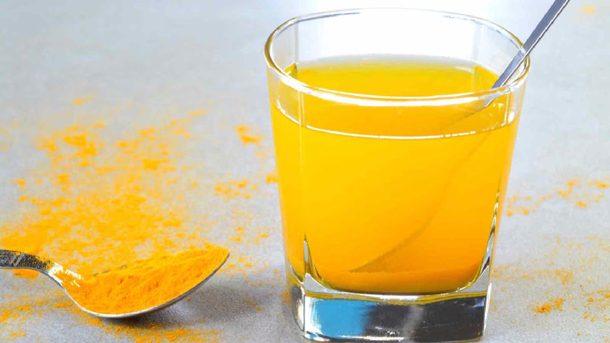 What happens if you add turmeric to hot water and drink it