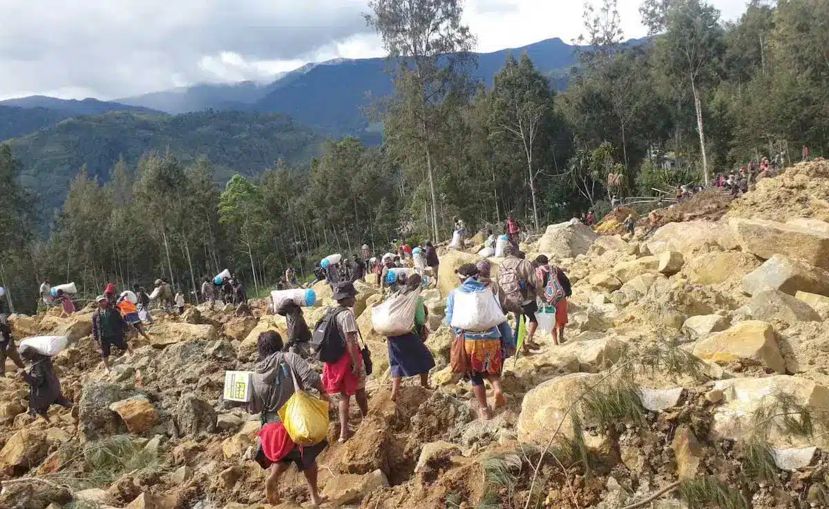 2000 people buried in landslide in Papua New Guinea