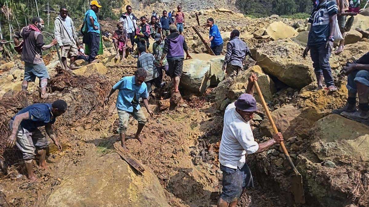 2000 people buried in landslide in Papua New Guinea