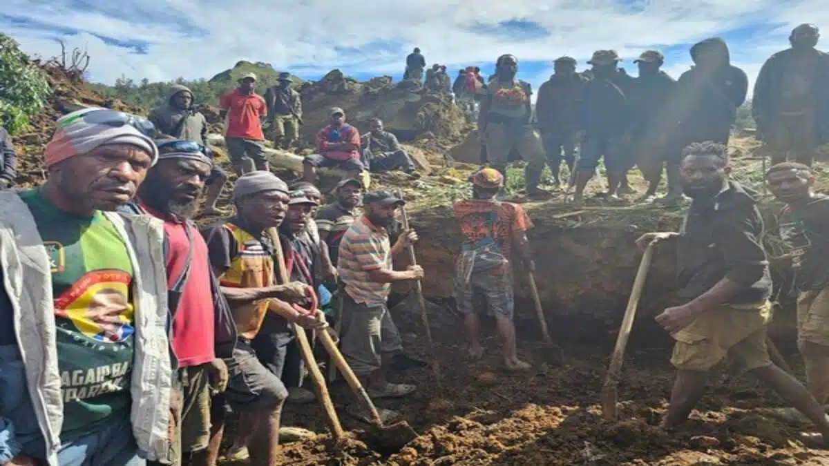 2000 people buried in landslide in Papua New Guinea