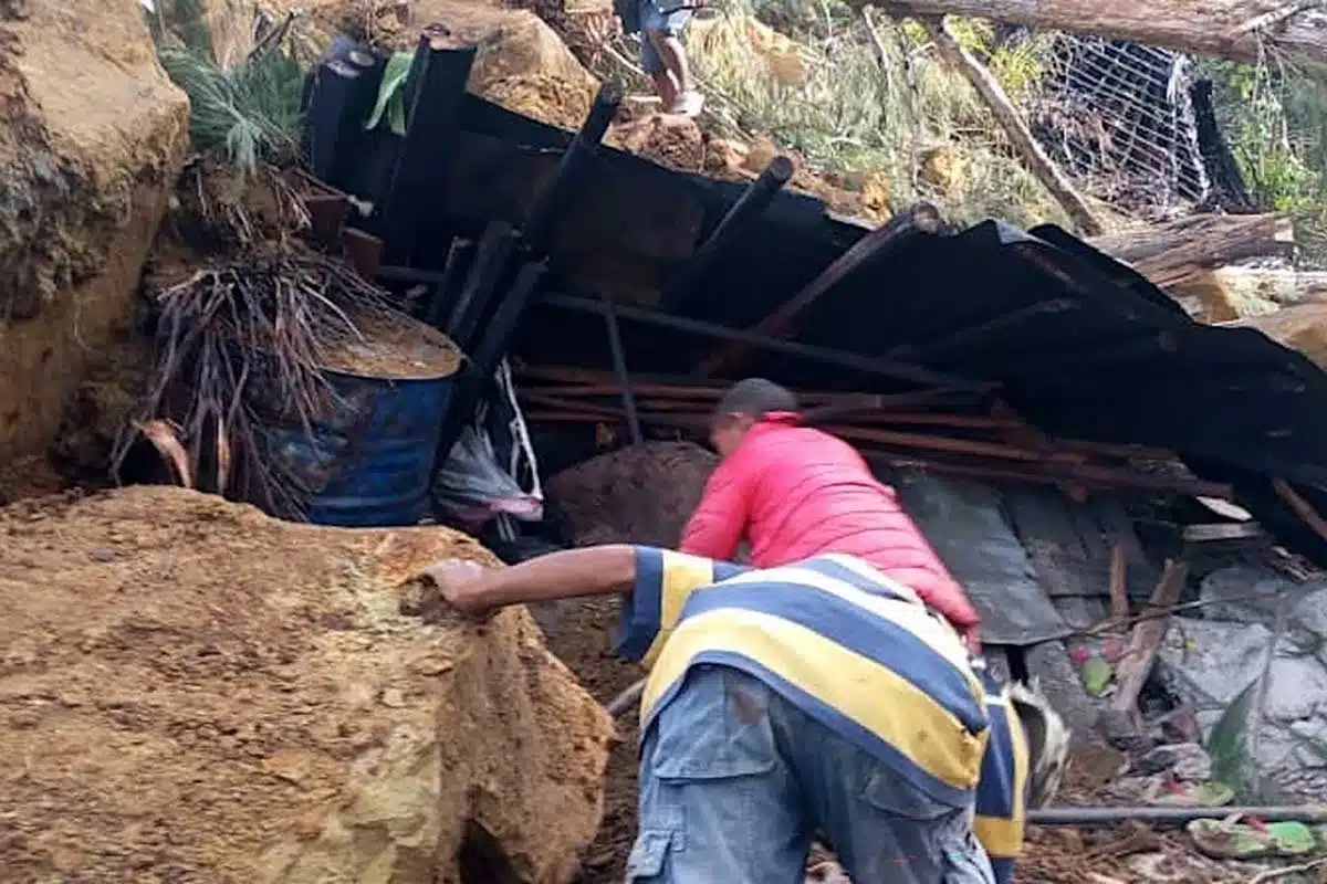 2000 people buried in landslide in Papua New Guinea