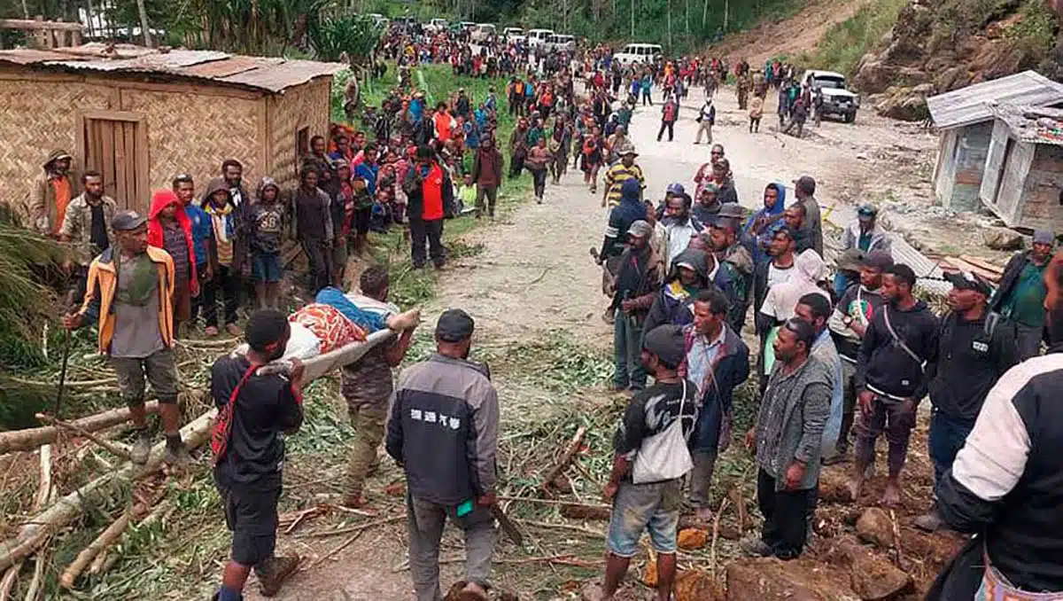 2000 people buried in landslide in Papua New Guinea