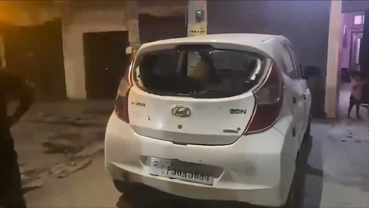 strange people vandalize vehicles parked outside Congress office in UP