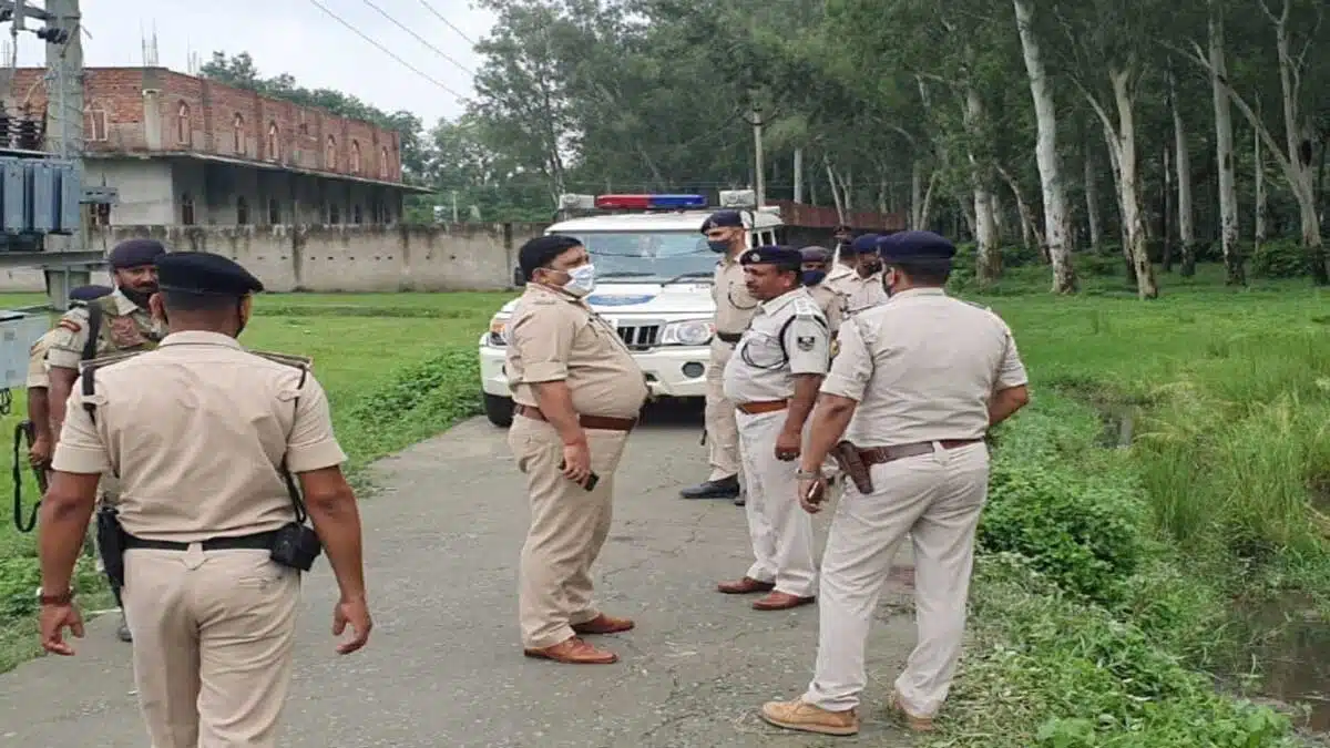 2 police constables injured in encounter with wanted criminals in Bihar