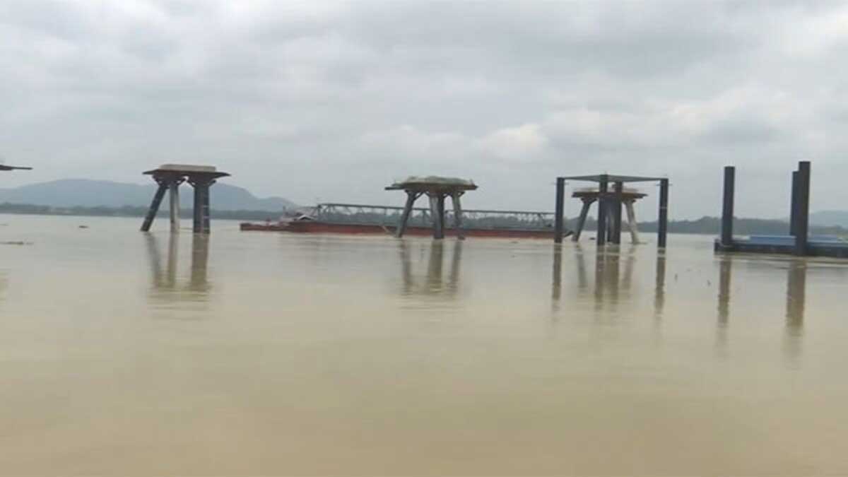 water level of the Brahmaputra river increased due to rain in Assam