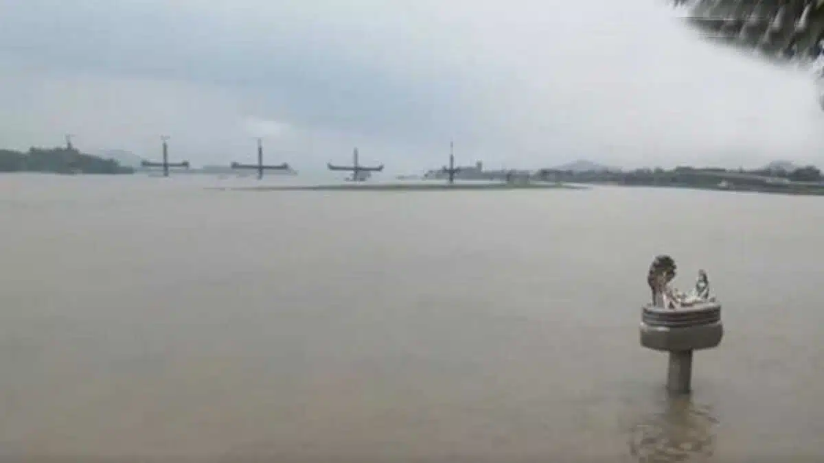 water level of the Brahmaputra river increased due to rain in Assam