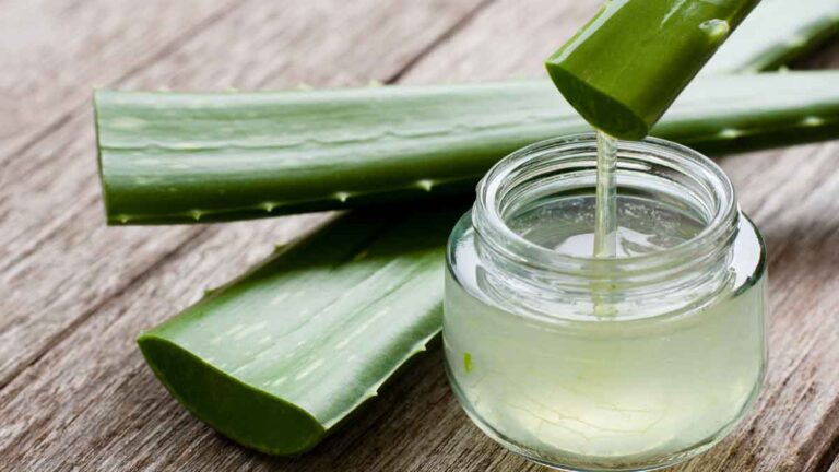 Aloe vera से इस तरह करें चेहरा साफ, निखर जाएगी त्वचा