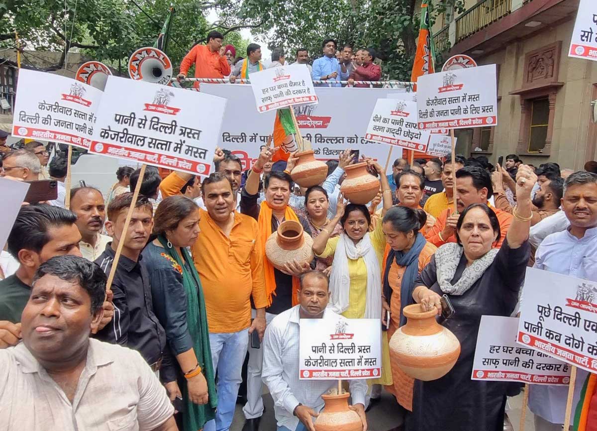 Congress leader did 'Matka breaking' protest against water crisis in Delhi